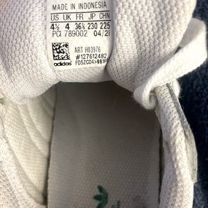 I bought these adidas shoes, but it was too small. No box but still new.